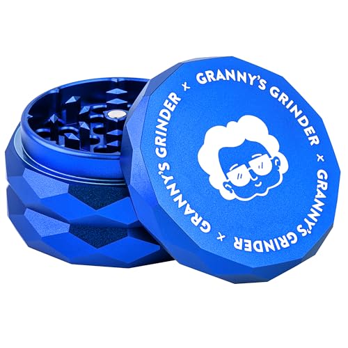 Granny's® Premium Aluminium Kräutermühle | messerscharfes Mahlwerk | ∅ 6,3 cm | 4-teilig mit Sieb zum Herausnehmen | inkl. Pollenschieber | Kräutermühle in Blau u. weiteren edlen Designs von GRANNY'S WEED