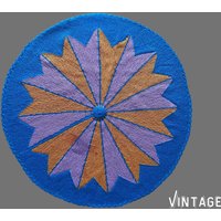 Blauer Bereich Teppich, Vintage Blau, Orange, Lila Runder Waschbarer Retro Gestrickter Farbenfroher Wollteppich - Handgemachte Bodendeko von GrannyKnittedGoods