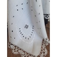 Weiße Leinen Mitteldecke Lochstickerei Plattstich Klöppelspitze 140x140 cm von GrannysGoodiesDE