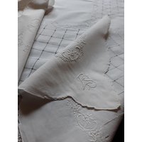 Weiße Mitteldecke Mit Üppiger Weißstickerei Weiße Mitteldecke Mit Üppiger Weißstickerei von GrannysGoodiesDE