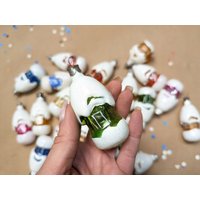 Niedliche Weihnachtshäuser Glasschmuck, Schneebedeckte Häuser, Gefrostete Bunte Weihnachtsdekorationen, Hängende Ornamente Des Weihnachtsbaums von Grannysbox