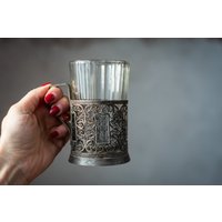 Set Von 2 Gläsern Mit Nickelsilbernen Tassenhaltern, Filigrane Becherhalter, Antike Gläser, Vintage Glas-Teebecher Set Von 2 Gläsern Mit Nickelsilbernen Tassenhaltern, Filigrane Becherhalter, Antike Gläser, Vintage Glas-Teebecher von Grannysbox