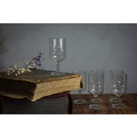 Vintage Gravierte Schnapsgläser Set Czech Mini Barware Vintage Gravierte Schnapsgläser Set Czech Mini Barware von Grannysbox