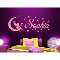 Personalisierte Kinderzimmer-Wand-Aufkleber Mit Elfe Sitzt Auf Dem Mond, Mädchen Schlafzimmer Spielzimmer Wand Kunst Dekor Aufkleber Personalisierte Kinderzimmer-Wand-Aufkleber Mit Elfe Sitzt Auf Dem Mond, Mädchen Schlafzimmer Spielzimmer Wand Kunst Dekor Aufkleber von GraphicsnTees