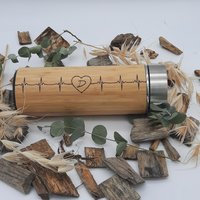 Personalisierter Thermobecher Pulsschlag | Tasse Trinkbecher Aus Edelstahl Und Bambus Mit Teesieb Kaffee Becher To Go Geschenk Für Sie von Graviertechnik