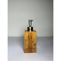 Personalisierter Seifenspender Aus Bambus Für Dein Bad Geschenk Paare, Kleines Süßes Weihnachtsgeschenk Oder Wichtelgeschenk von GravurManufakturDE