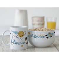 Frühstücksset Kinder Mit Namen Personalisiert, Geschenk-Geschirrset Zum Geburtstag, Müslischale, Tasse 3Teiliges Geschenkset, Rakete Weltall von GrazDesign
