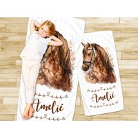 Geschenkset Handtücher Kinder Pferd Personalisiert Mit Namen, Kuscheliges Badetuch Duschtuch Strandtuch Set 2 Handtüchern von GrazDesign