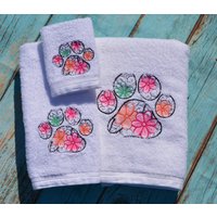 Floral Pfotenabdruck Gestickt 3-Teiliges Handtuch-Set von GreatLakesEmbroidery