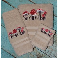 Waldpilze Besticktes 3-Teiliges Handtuchset Hellbraun von GreatLakesEmbroidery
