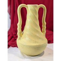 Hand Geworfen Und Verziert Gelb Glasur Amphore Keramik, Vintage Vase Mit Griffen von GreatOldGoodies