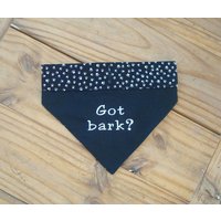 Bestickte Hundehalstuch in Einem Fido Spaß Bekam Rinde Print - Medium von GreenBearCreations