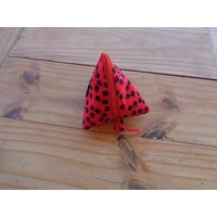 Hund Behandeln Sie Pyramide Hip Tasche Mit Gürtelschlaufe Und Karabiner-Clip in Eine Schwarze Pawprint Auf Rotem Druck von GreenBearCreations