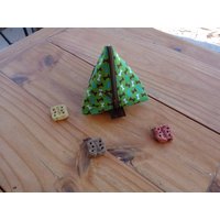 Hund Behandeln Sie Pyramide Hip Tasche Mit Gürtelschlaufe Und Karabiner in Bunten Hundeknochen Auf Grün von GreenBearCreations