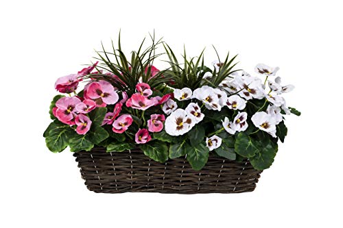 Blumenkasten aus Rattan mit rosa und weißen Stiefmütterchen und dekorativen Gräsern von GreenBrokers