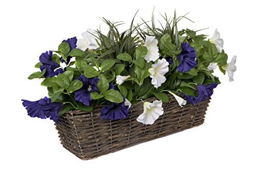 GreenBrokers Künstlicher Blumenkasten aus Rattan mit dunkelvioletten und weißen Petunien von GreenBrokers
