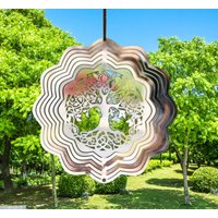 Baum Des Lebens 3D Drehender Windspinner, Metall Windspiel, Garten Fenster Hängedekoration, Boho Home Decor, Fließendes Licht Effekt von GreenCastleCo