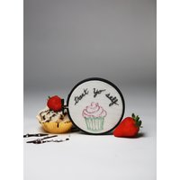 Gönn Dir Selbst Cupcake Handgemachte Stickerei Wand Kunst Dekor von GreenLung