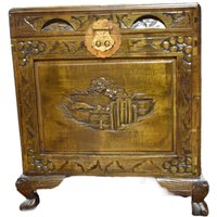 Vintage Schwer Geschnitzte Asiatisch Inspirierte Truhe von GreenSceneAntiques
