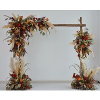 Pampas Hochzeitsarrangements Mit Terrakotta Und Rostfarben Blumen Für Den Hochzeitsbogen von GreeneryTreasures