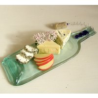 Up-Cycled Weinflasche Käse- Und Aperitiftablett - Gastgeberin Geschenk Teller Klar Geschmolzene Ropyal Blaue Glasakzente von GreenhouseGlassworks