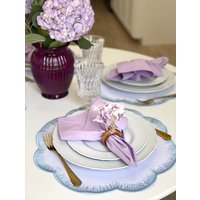 Hellblaue Bogenkantenkante, Waschbares Tischset, Wasserfest, Gewellte Kante von GreenleafhomeShop