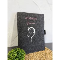 Zeugnishülle Personalisiert Mit Pferdemotiv Und Namen/Dokumentenmappe Zeugnismappe Zeugnishülle Personalisiert Mit Pferdemotiv Und Namen/Dokumentenmappe Zeugnismappe von GreissTextildruck