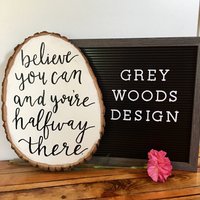 Glauben Sie Können Und Sind Auf Halbem Weg Gibt Es Holz-Scheibe | Rustikale Zeichen Schwarz Weiß von GreySkiesDesignShop
