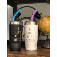 I Like His Beard, Her Butt Edelstahl Tumbler Set Mit Strohhalmen -Geschenke Für Ihn, Sie, Braut, Bräutigam, 20 Oz Tumbler-Schwarz-Weiß I Like His Beard, Her Butt Edelstahl Tumbler Set Mit Strohhalmen -Geschenke Für Ihn, Sie, Braut, Bräutigam, 20 Oz Tumbler-Schwarz-Weiß von GriffcoSupply