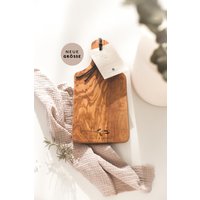 Personalisierbar | Olivenholz Servierbrett "Wildflower" Frühstücksbrett Charcuterie Board Schneidebrett Hochzeitsgeschenk 30 cm von GruenwaldDesign
