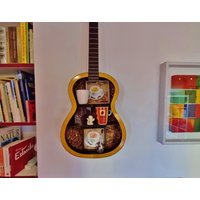 Gitarren Regal, Coffee Shelf, Kaffee - Kultur, Originelles Musiker Möbel, Guitar Objekt von GrukatShop