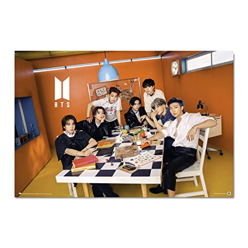 BTS Poster - Gas Station Poster - Deko Wohnzimmer oder Deko Schlafzimmer - Deko Wohnzimmer - Größe : 61 x 91 - Offizielle Lizenz - BTS Fanartikel - Be Army! von Grupo Erik