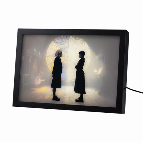 Grupo Erik Bild Wednesday Addams Lampe LED Licht Deko Rahmen mit Bild und Licht - Stimmungslicht Schreibtisch - Nachttischlampe Kinder und Erwachsene Zubehör - Offizieller Netflix Wednesday Merch Grupo Erik Bild Wednesday Addams Lampe LED Licht Deko Rahmen mit Bild und Licht - Stimmungslicht Schreibtisch - Nachttischlampe Kinder und Erwachsene Zubehör - Offizieller Netflix Wednesday Merch von Grupo Erik