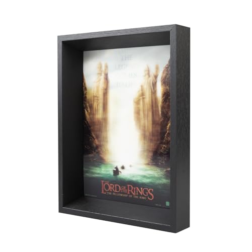 Grupo Erik Kunstdruck mit Rahmen und 3D Effekt Der Herr der Ringe Poster - Deko Wohnzimmer oder Deko Schlafzimmer - Deko Zimmer Größe 22,7 x 30 cm - Offizieller Herr der Ringe Fanartikel Grupo Erik Kunstdruck mit Rahmen und 3D Effekt Der Herr der Ringe Poster - Deko Wohnzimmer oder Deko Schlafzimmer - Deko Zimmer Größe 22,7 x 30 cm - Offizieller Herr der Ringe Fanartikel von Grupo Erik