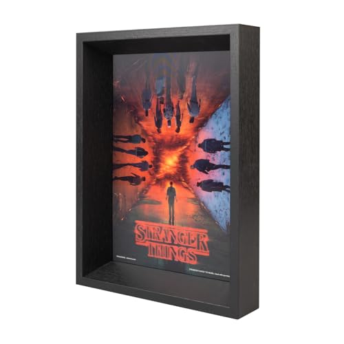 Grupo Erik Kunstdruck mit Rahmen und 3D Effekt Stranger Things Poster - Deko Wohnzimmer oder Deko Schlafzimmer - Deko Zimmer Größe 22,7 x 30 cm - Offizieller Stranger Things Merch Grupo Erik Kunstdruck mit Rahmen und 3D Effekt Stranger Things Poster - Deko Wohnzimmer oder Deko Schlafzimmer - Deko Zimmer Größe 22,7 x 30 cm - Offizieller Stranger Things Merch von Grupo Erik