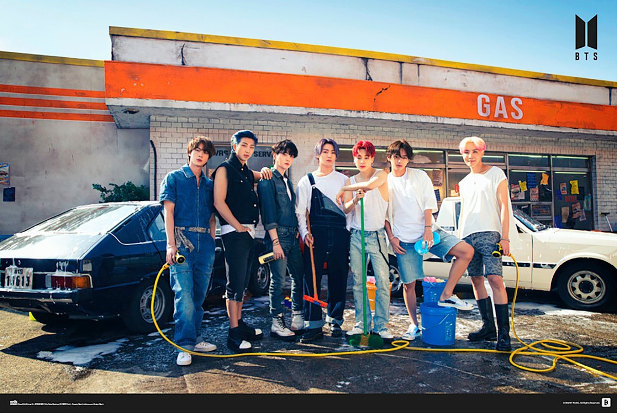 Grupo Erik Poster BTS Poster Gas Station 91,5 x 61 cm Grupo Erik Poster BTS Poster Gas Station 91,5 x 61 cm von Grupo Erik