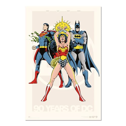 Grupo Erik Poster DC Comics 90. Jubiläum Kunstdruck - Deko Wohnzimmer oder Deko Schlafzimmer - Deko Zimmer - Größe 61 x 91 - Offizielle DC Comics Fanartikel Grupo Erik Poster DC Comics 90. Jubiläum Kunstdruck - Deko Wohnzimmer oder Deko Schlafzimmer - Deko Zimmer - Größe 61 x 91 - Offizielle DC Comics Fanartikel von Grupo Erik
