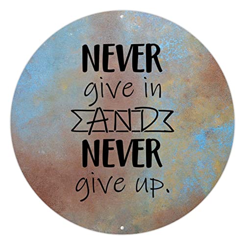 Metallschild Never Give in And Never Give Up Metallschild Humor Zitate Runde Wandkunst Vintage Metall Kranz Schild Wandaufhänger Rustikale Wanddekoration für Schlafzimmer Küche Cafe Bar Büro Garage Metallschild Never Give in And Never Give Up Metallschild Humor Zitate Runde Wandkunst Vintage Metall Kranz Schild Wandaufhänger Rustikale Wanddekoration für Schlafzimmer Küche Cafe Bar Büro Garage von GuanShuChenNei