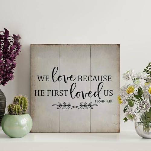 Guangpat Holzschilder mit Bibelvers und Aufschrift "Love Because He First Loved Us", Bauernhaus-Dekor, Wandkunst, Wandaufhänger, christlich, für Zuhause, Schlafzimmer, Küche, Wohnzimmer, 20,3 x 20,3 Guangpat Holzschilder mit Bibelvers und Aufschrift "Love Because He First Loved Us", Bauernhaus-Dekor, Wandkunst, Wandaufhänger, christlich, für Zuhause, Schlafzimmer, Küche, Wohnzimmer, 20,3 x 20,3 von Guangpat