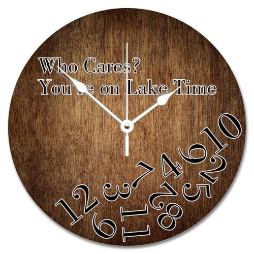 Guangpat Wanduhr, antikes Vintage-Holzmaserung, dunkelbraun, mit Aufschrift "Who Cares You're on Lake Time", batteriebetrieben, 30,5 cm, Ruhestandsdekoration für Wohnzimmer, Schlafzimmer, Büro Guangpat Wanduhr, antikes Vintage-Holzmaserung, dunkelbraun, mit Aufschrift "Who Cares You're on Lake Time", batteriebetrieben, 30,5 cm, Ruhestandsdekoration für Wohnzimmer, Schlafzimmer, Büro von Guangpat