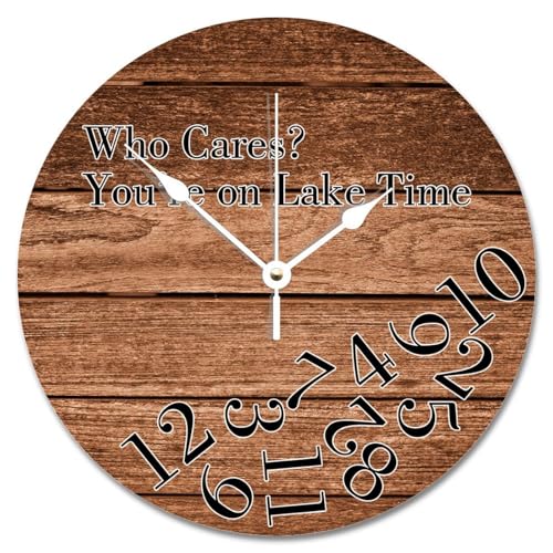 Guangpat Wanduhr mit toskanischer Holzmaserung, 30,5 cm, batteriebetrieben, "Who Cares You're on Lake Time", leicht zu lesen, für Zuhause, Küche, Büro, Schule, Badezimmer Guangpat Wanduhr mit toskanischer Holzmaserung, 30,5 cm, batteriebetrieben, "Who Cares You're on Lake Time", leicht zu lesen, für Zuhause, Küche, Büro, Schule, Badezimmer von Guangpat