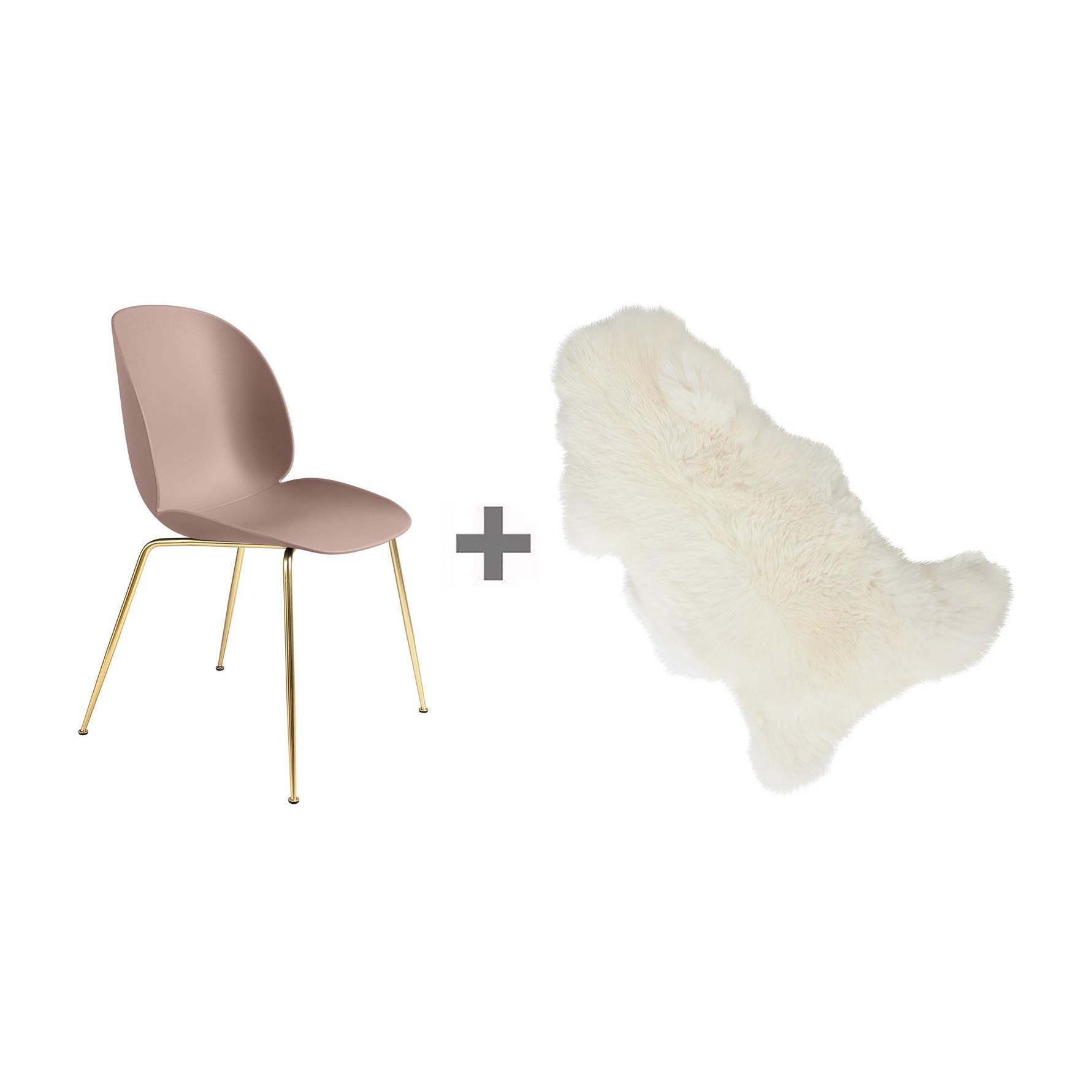 Gubi - Aktionsset Beetle Dining Chair Stuhl Gestell Messing - süßes pink/Lammfell gratis!/BxHxT 56x87x58cm/Gestell Messing/Kunststoffgleiter von Gubi