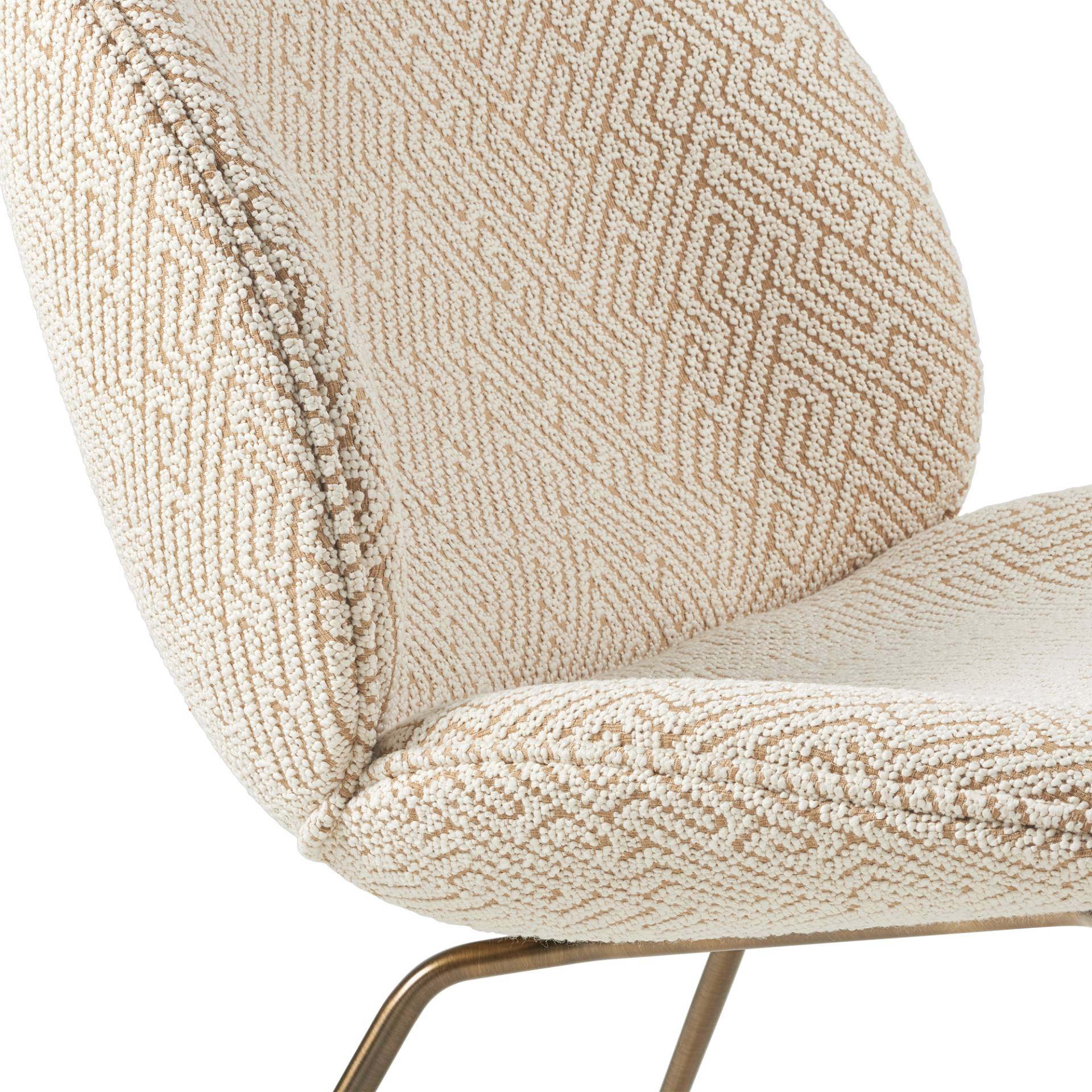 Gubi - Beetle Lounge Sessel - beige 0002/Dora Boucle/BxHxT 62x76x78cm/Gestell konisch antikem messing von Gubi