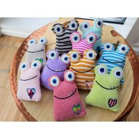 Mutmonsterchen Viele Farben Glücksbringer Hosentasche von Guggarella