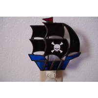 Piratenschiff Nachtlicht Mit Totenkopf Aufkleber Piratenschiff Nachtlicht Mit Totenkopf Aufkleber von GuidingLightGlass