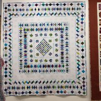 Blaue Schubladen Über Bett in Hand-Patchwork Und Matratzen-Maschine Auf Longarm Blaue Schubladen Über Bett in Hand-Patchwork Und Matratzen-Maschine Auf Longarm von GuingampQuilts
