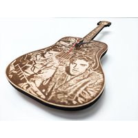 Elvis Presley Inspirierte Holzgitarre Wanduhr von Guitaria