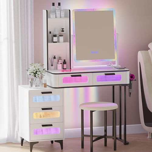 Gurexl Schminktisch mit Spiegel, RGB LED Schminktisch mit Beleuchtung Hocker Schubladen Glasplatte 5 Schubladen, Haartrocknerständer USB Type-C Weiß Gurexl Schminktisch mit Spiegel, RGB LED Schminktisch mit Beleuchtung Hocker Schubladen Glasplatte 5 Schubladen, Haartrocknerständer USB Type-C Weiß von Gurexl