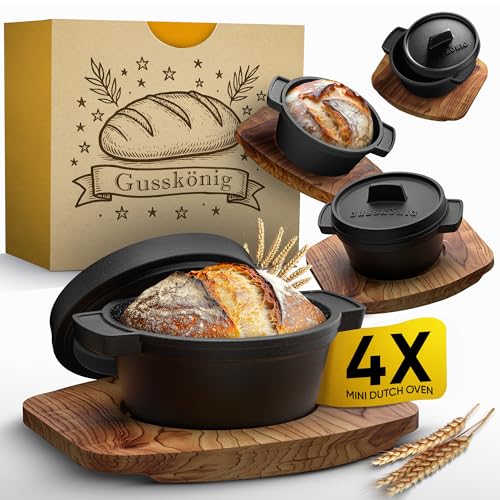 GUSSKÖNIG Mini Gusseisen Brotbackform Set – 4x 300ml Brotbacktopf mit Deckel & Holzuntersetzer – Eingebrannte Mini Dutch Oven zum Brotbacken – Kleine Gusseisentöpfe für Mini-Brote inkl. Rezeptbuch von Gusskönig