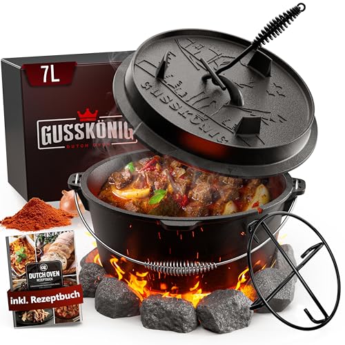 Gusskönig Dutch Oven Set [7L ] - Eingebrannter Feuertopf mit praktischem Deckelheber und Edelstahl Untersetzer von Gusskönig